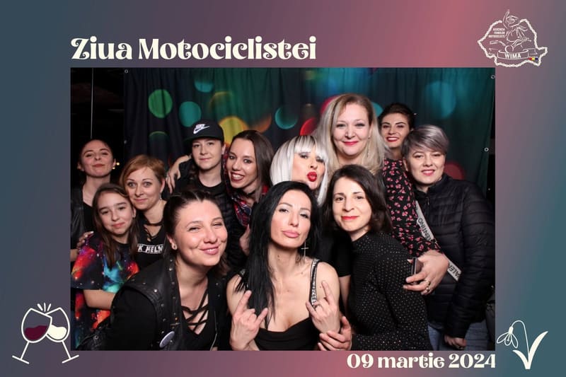 Grup de prietene într-un print SelfieFun cu layout personalizat, Ziua Motociclistei 2024